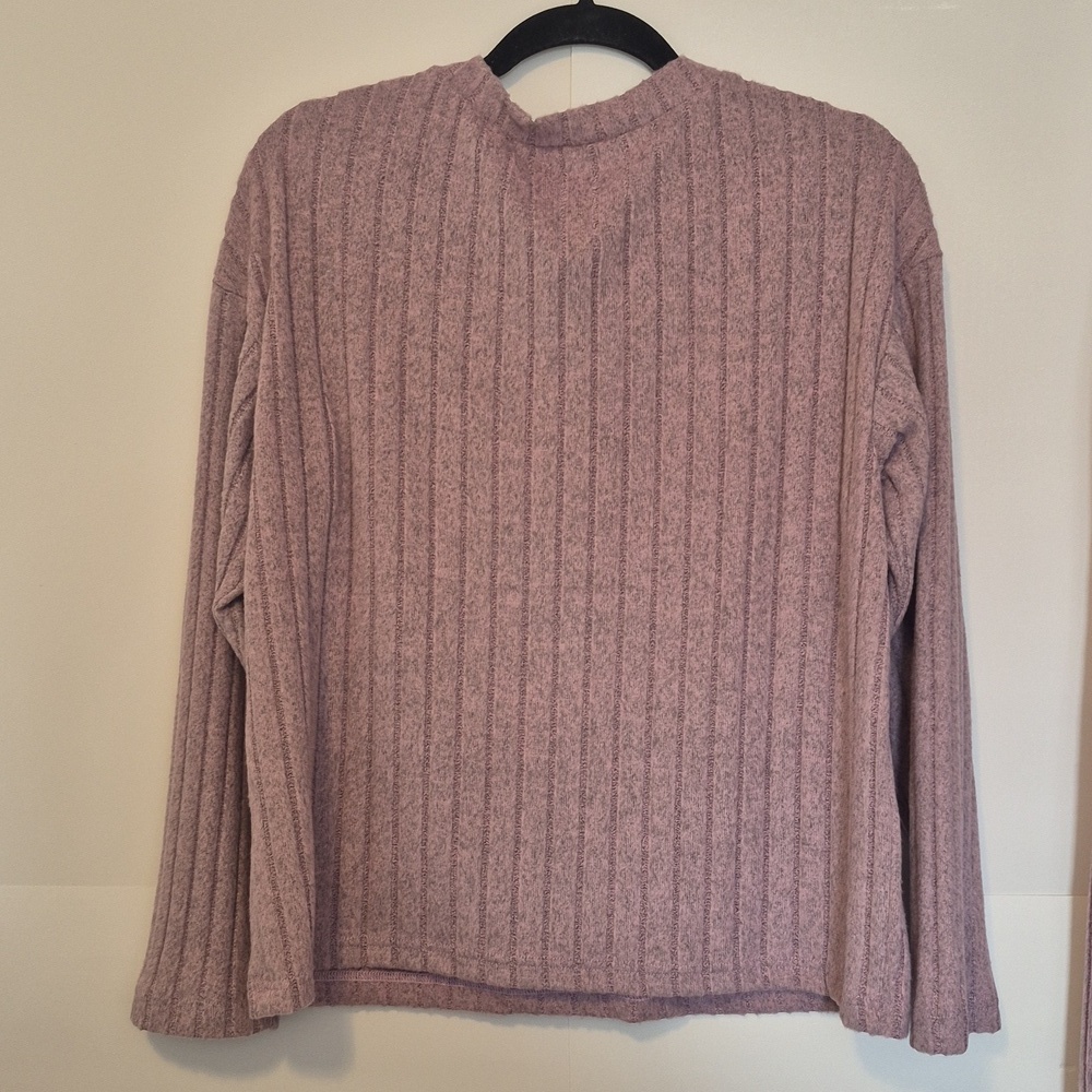 NEW 2 pce Matching Lavender Outfit, V-neck Top & Hi-Rise Pant - Picture 4 of 7